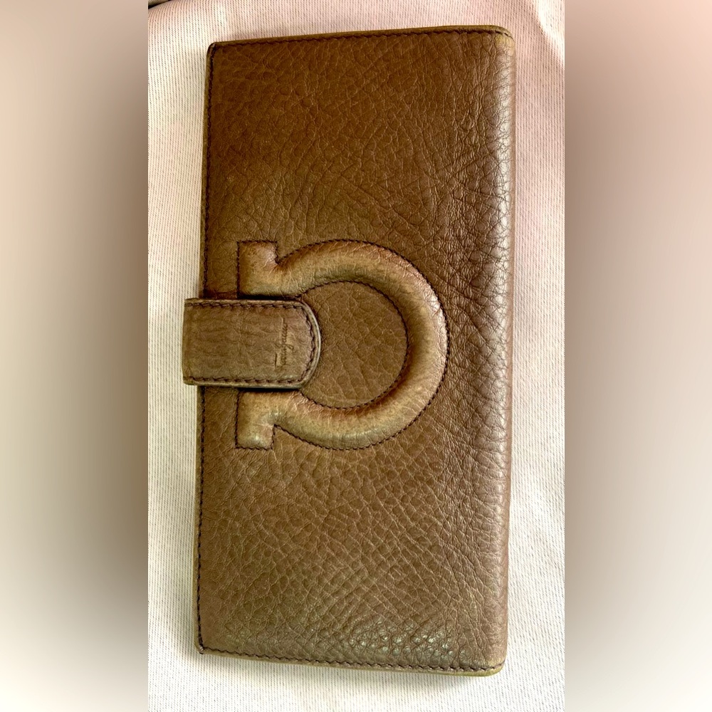 Ferragamo wallet good used condition.